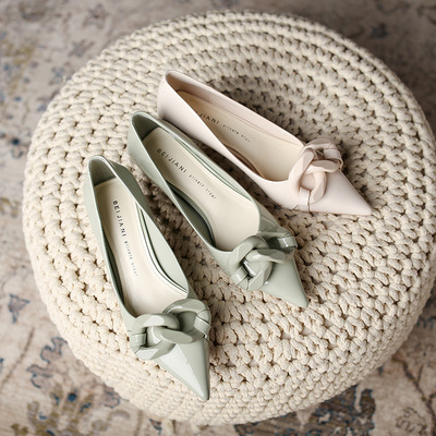 Simple Chain With Pointed Toe And Shallow Mouth And Low Heel