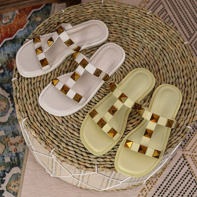 Flat Bottom With Rivets British Semi-drag Beach Shoes Soft Sole